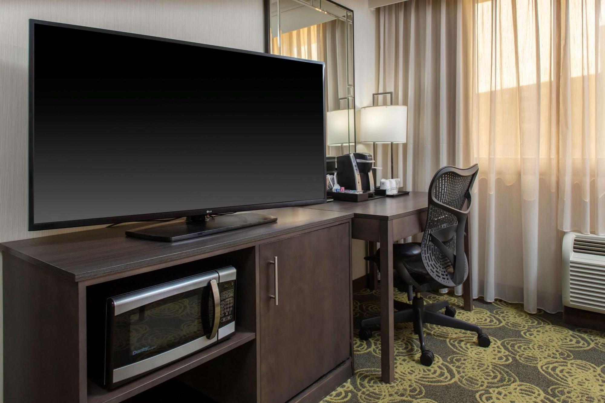 Hilton Garden Inn Reagan National Airport Арлингтон Экстерьер фото