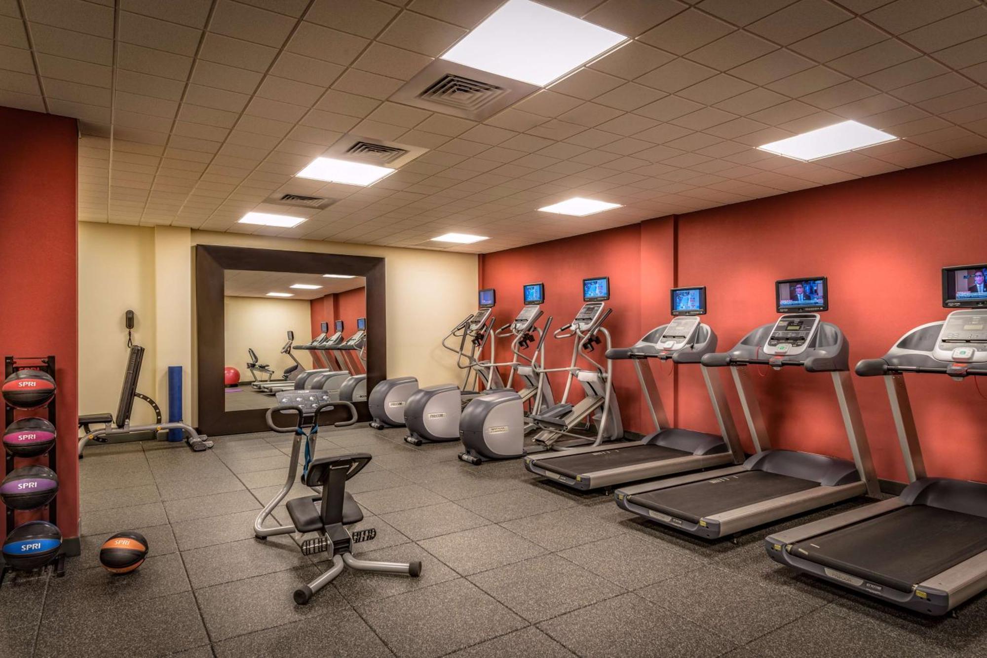 Hilton Garden Inn Reagan National Airport Арлингтон Экстерьер фото
